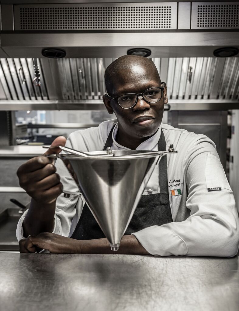Le Chef pâtissier Moos Akougbe .